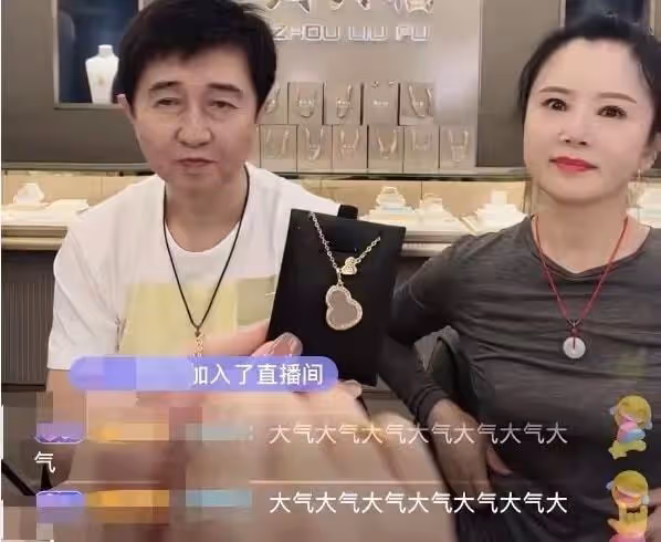 55歲付笛生攜妻子地鐵出行,打扮樸素無人識,任靜緊摟丈夫似少女
