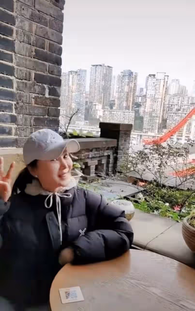 55歲付笛生攜妻子地鐵出行,打扮樸素無人識,任靜緊摟丈夫似少女