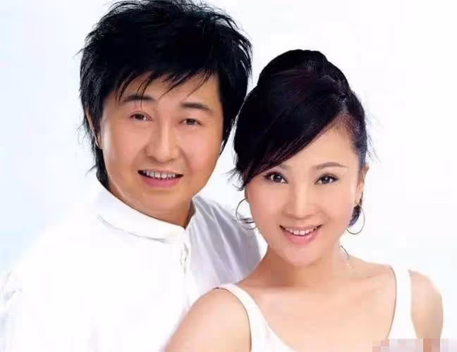 55歲付笛生攜妻子地鐵出行,打扮樸素無人識,任靜緊摟丈夫似少女