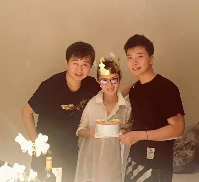 55歲付笛生攜妻子地鐵出行,打扮樸素無人識,任靜緊摟丈夫似少女