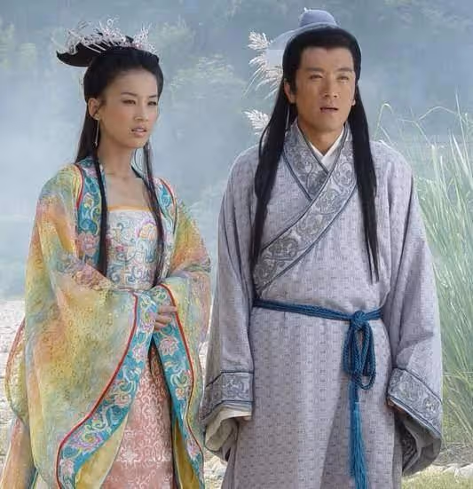 隱忍8年才公開身份，一年兩億零花錢，黃聖依的故事有多精彩？