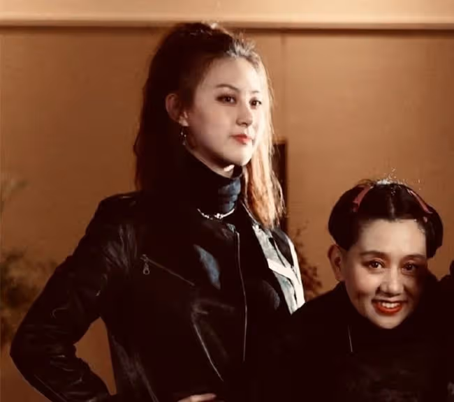 徐錦江藏女兒20年?曬一家四口合影,小女兒疑曝光美貌出眾身材好