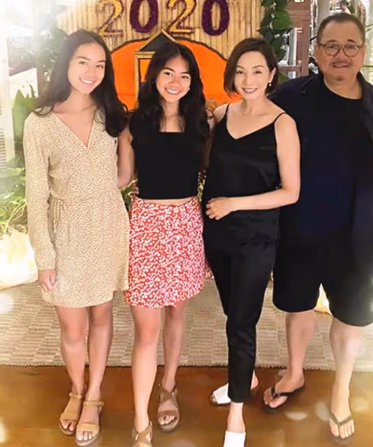 毛舜筠一家出國度假!2個女兒罕露面美貌出眾,曾認張國榮當舅舅