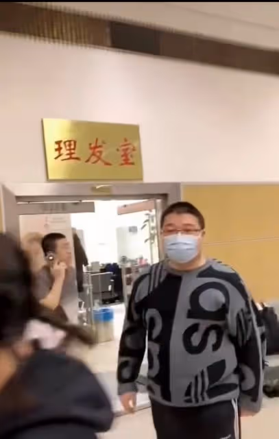 央視春晚後台年味足!理髮室小賣部一應俱全,手機需放盒單獨存放