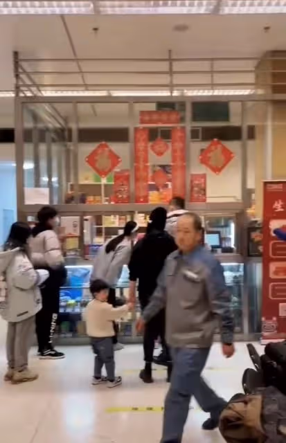 央視春晚後台年味足!理髮室小賣部一應俱全,手機需放盒單獨存放