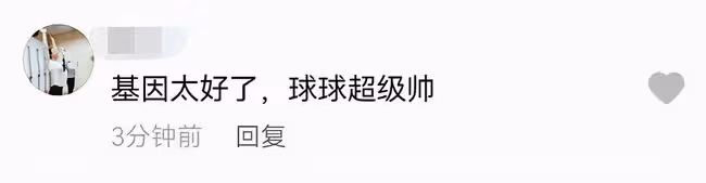 47歲「晴格格」罕見曬娃,15歲兒子長相帥氣,網友追問其懂事了嗎