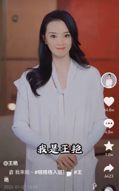 47歲「晴格格」罕見曬娃,15歲兒子長相帥氣,網友追問其懂事了嗎