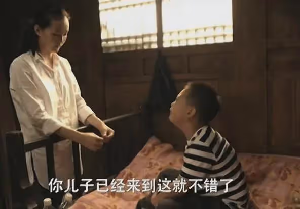 47歲「晴格格」罕見曬娃,15歲兒子長相帥氣,網友追問其懂事了嗎