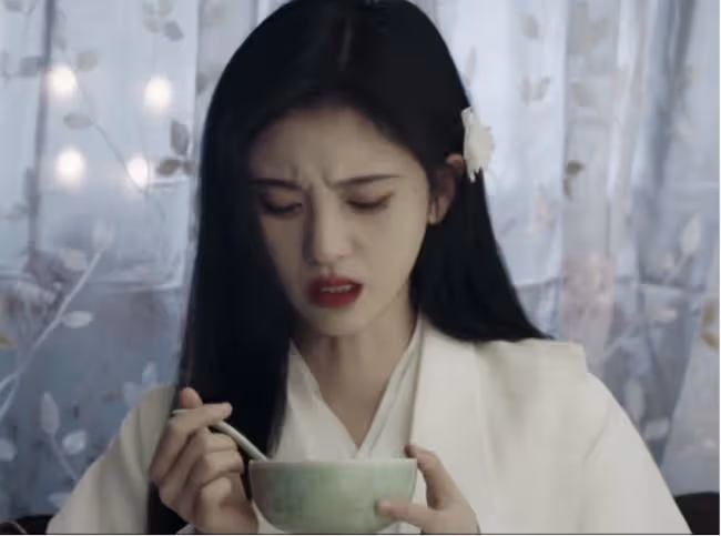 鞠婧禕半永久妝容再上一層樓，造型讓人迷惑，她還想當演員嗎？