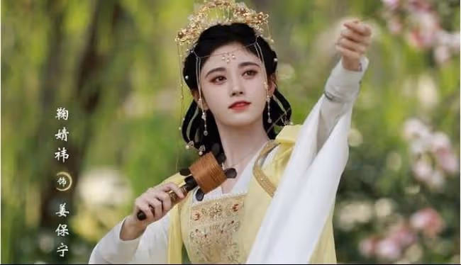 鞠婧禕半永久妝容再上一層樓，造型讓人迷惑，她還想當演員嗎？