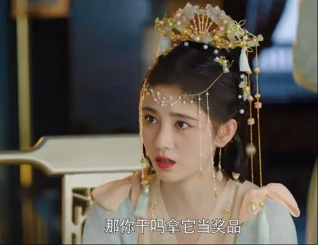 鞠婧禕半永久妝容再上一層樓，造型讓人迷惑，她還想當演員嗎？