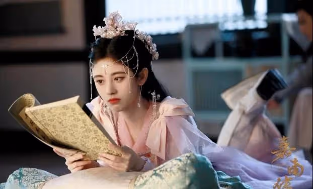 鞠婧禕半永久妝容再上一層樓，造型讓人迷惑，她還想當演員嗎？