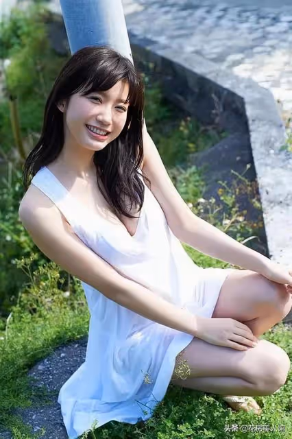 日本超人氣寫真美女小倉優香，身材性感三圍豐滿