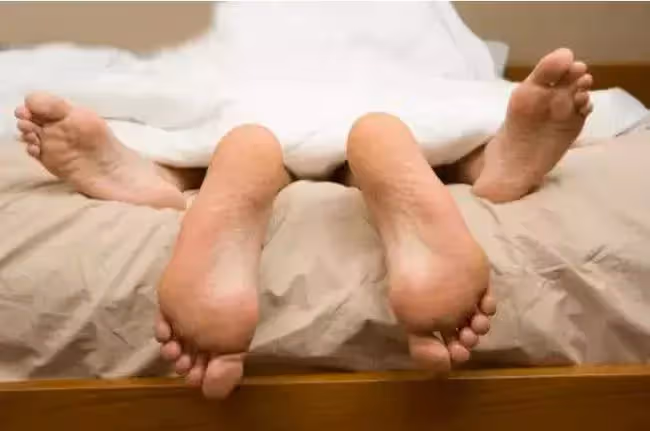 因姐姐生不出孩子,要求妹妹幫老公生一個!妹妹:我們離不開了