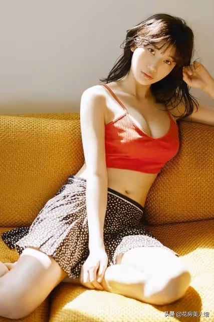 日本超人氣寫真美女小倉優香，身材性感三圍豐滿