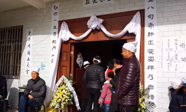 父親穿壽衣不咽氣,仨兒子破口大罵,女兒到家:「爸,可以走了」