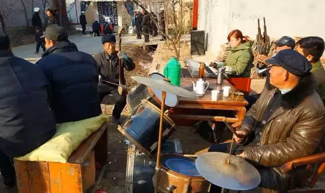 父親穿壽衣不咽氣,仨兒子破口大罵,女兒到家:「爸,可以走了」