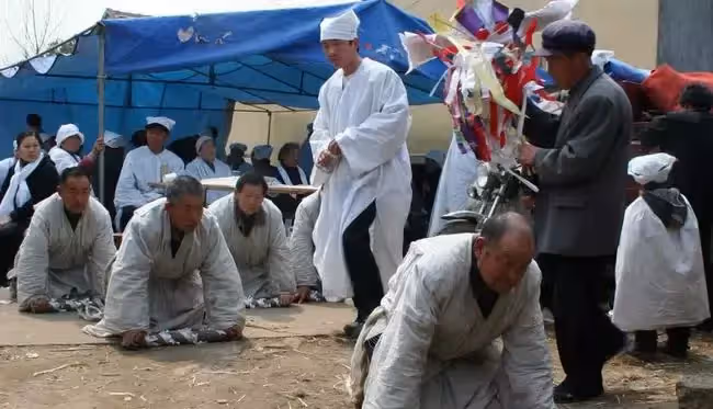 父親穿壽衣不咽氣,仨兒子破口大罵,女兒到家:「爸,可以走了」