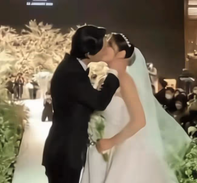 朴信惠首次曬孕照！穿韓國傳統服裝抱肚子，網友：懷了孕也是美女