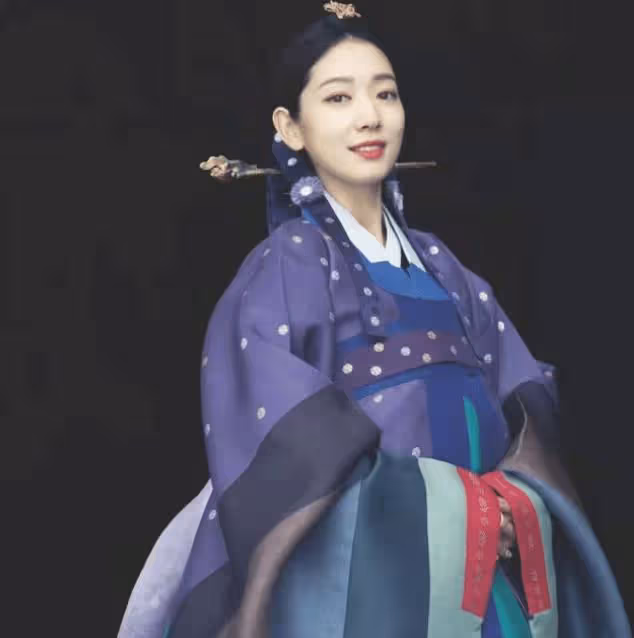 朴信惠首次曬孕照！穿韓國傳統服裝抱肚子，網友：懷了孕也是美女