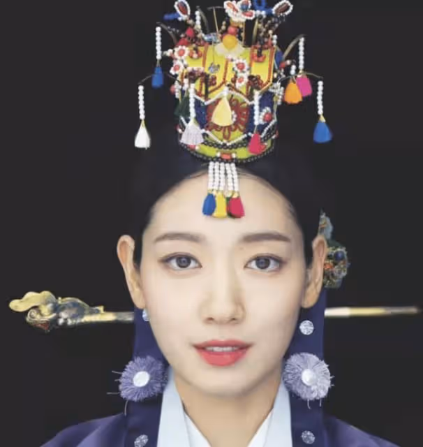 朴信惠首次曬孕照！穿韓國傳統服裝抱肚子，網友：懷了孕也是美女