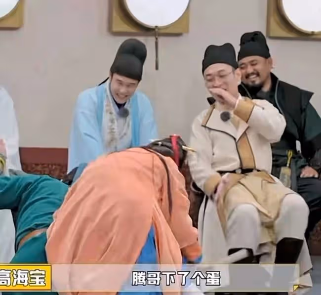 馬麗玩遊戲與沈騰親密牽手，圍觀演員忙起鬨，小11歲老公在旁皺眉