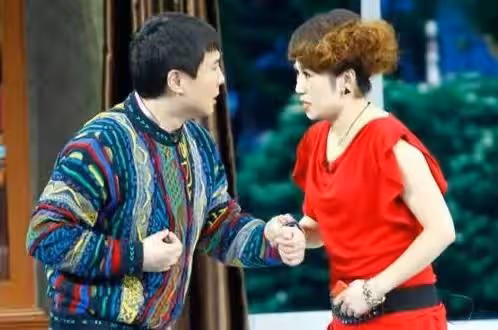 馬麗玩遊戲與沈騰親密牽手,圍觀演員忙起鬨,小11歲老公在旁皺眉