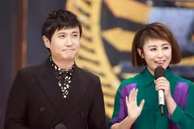 馬麗玩遊戲與沈騰親密牽手,圍觀演員忙起鬨,小11歲老公在旁皺眉