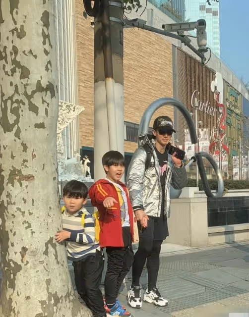 吳尊定居中國?自曝正在為孩子挑選學校,一家四口來中畫面似搬遷