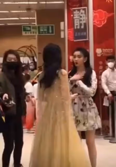 央視虎年春晚路透曝光引爭議,趙麗穎穿黃裙,或與宋祖兒同框獻唱