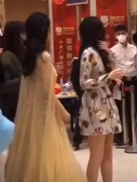 央視虎年春晚路透曝光引爭議,趙麗穎穿黃裙,或與宋祖兒同框獻唱