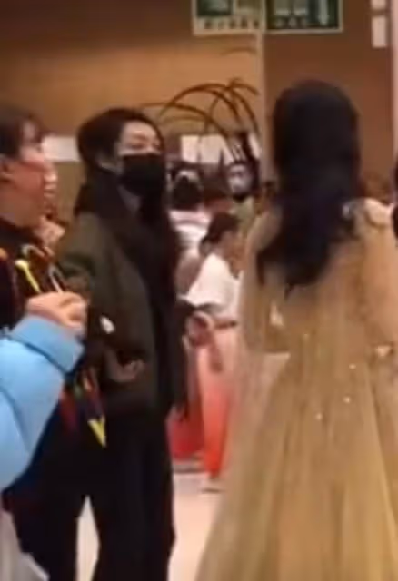 央視虎年春晚路透曝光引爭議,趙麗穎穿黃裙,或與宋祖兒同框獻唱