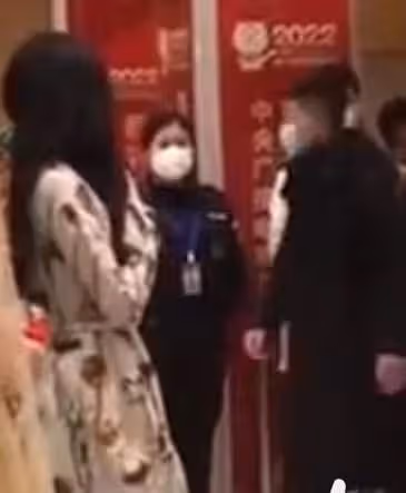 央視虎年春晚路透曝光引爭議,趙麗穎穿黃裙,或與宋祖兒同框獻唱