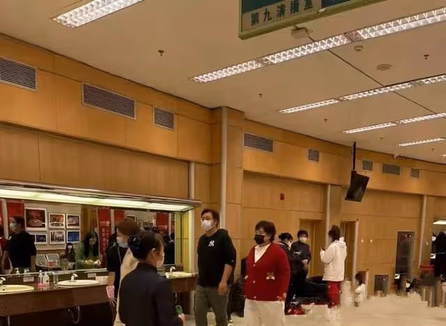 央視虎年春晚路透曝光引爭議,趙麗穎穿黃裙,或與宋祖兒同框獻唱