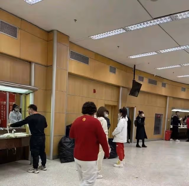 央視虎年春晚路透曝光引爭議,趙麗穎穿黃裙,或與宋祖兒同框獻唱