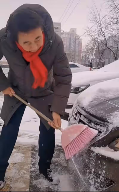 馮鞏大雪天做公益惹爭議!拿掃帚掃車被指刮壞車漆,自用車疑曝光