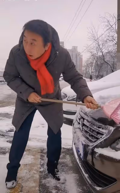 馮鞏大雪天做公益惹爭議!拿掃帚掃車被指刮壞車漆,自用車疑曝光