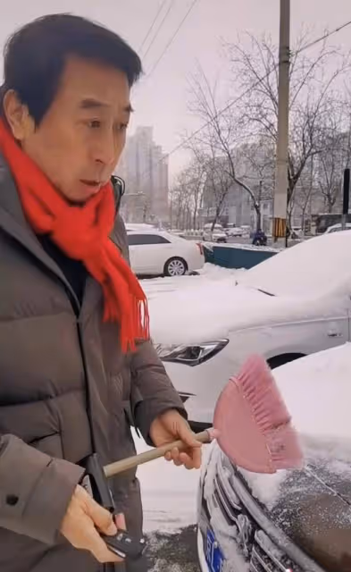 馮鞏大雪天做公益惹爭議!拿掃帚掃車被指刮壞車漆,自用車疑曝光
