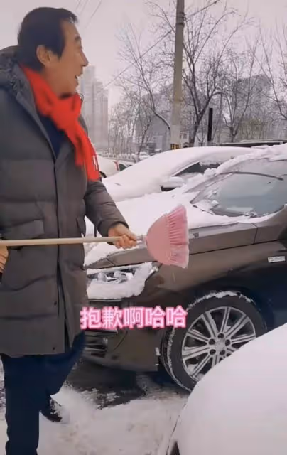 馮鞏大雪天做公益惹爭議!拿掃帚掃車被指刮壞車漆,自用車疑曝光