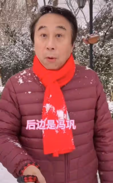 馮鞏大雪天做公益惹爭議!拿掃帚掃車被指刮壞車漆,自用車疑曝光