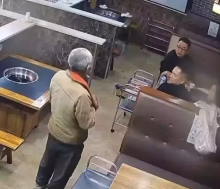整天沒吃沒喝!拾荒爺爺身體凍壞「進火鍋店要熱水」 暖老闆霸氣出手「他掩面邊哭邊吃」感動全網