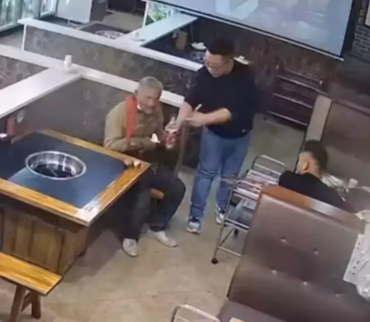 整天沒吃沒喝!拾荒爺爺身體凍壞「進火鍋店要熱水」 暖老闆霸氣出手「他掩面邊哭邊吃」感動全網