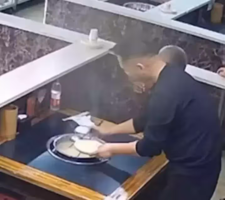 整天沒吃沒喝!拾荒爺爺身體凍壞「進火鍋店要熱水」 暖老闆霸氣出手「他掩面邊哭邊吃」感動全網