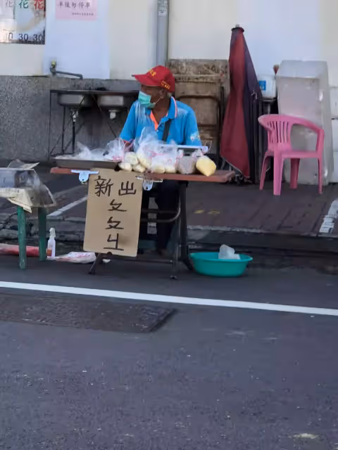 【虎頭山擺攤】釋迦媽媽獨自「頂寒風冒雨撐生計」 「往紙箱塞奶瓶」掀開一看:令人鼻酸