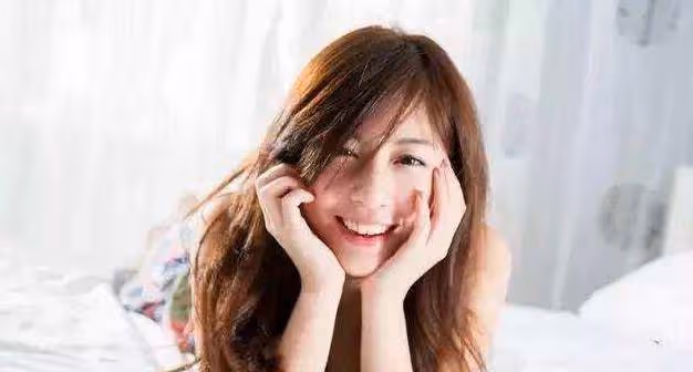 「你個人精,這麼好哄」話音剛落,他溫熱的唇貼了上來
