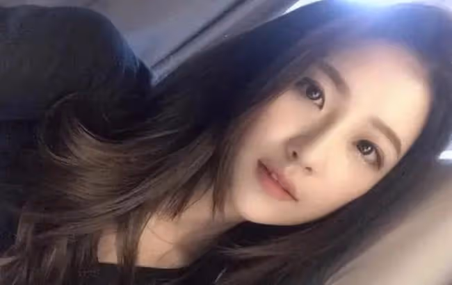 醫院,肆無忌憚地伸手攔住我的腰,略性的吻來,我整個身子癱軟了