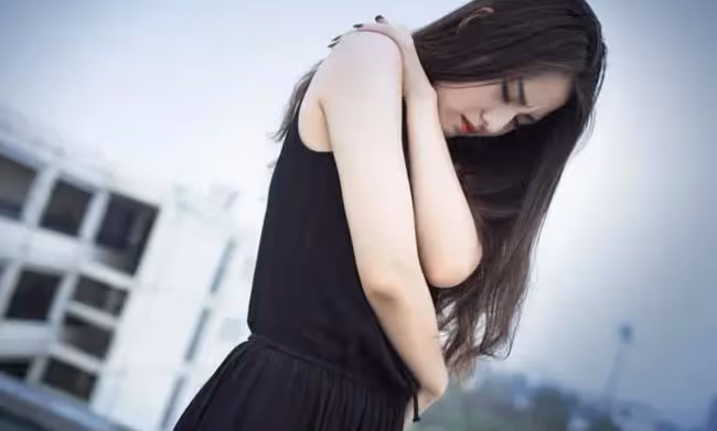 我穿上高定套裝,腳踩細高跟,撲向他時,他一定都不憐香惜玉
