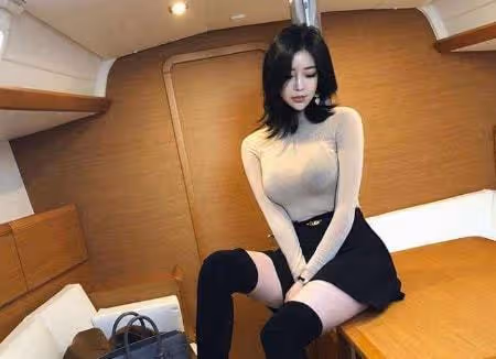 媽媽找了個野男人回家,為了報復他們,我天天跟蹤他的正式妻子