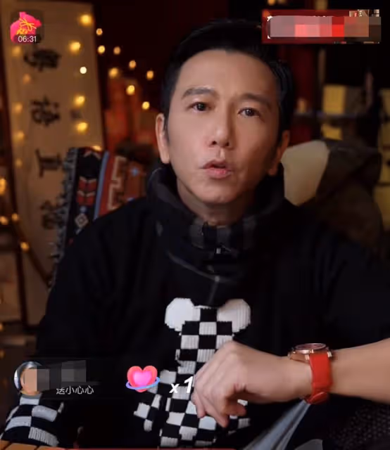 太尷尬!57歲溫兆倫帶貨女性用品惹爭議,親手展示被指不合適