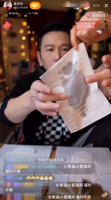 太尷尬!57歲溫兆倫帶貨女性用品惹爭議,親手展示被指不合適